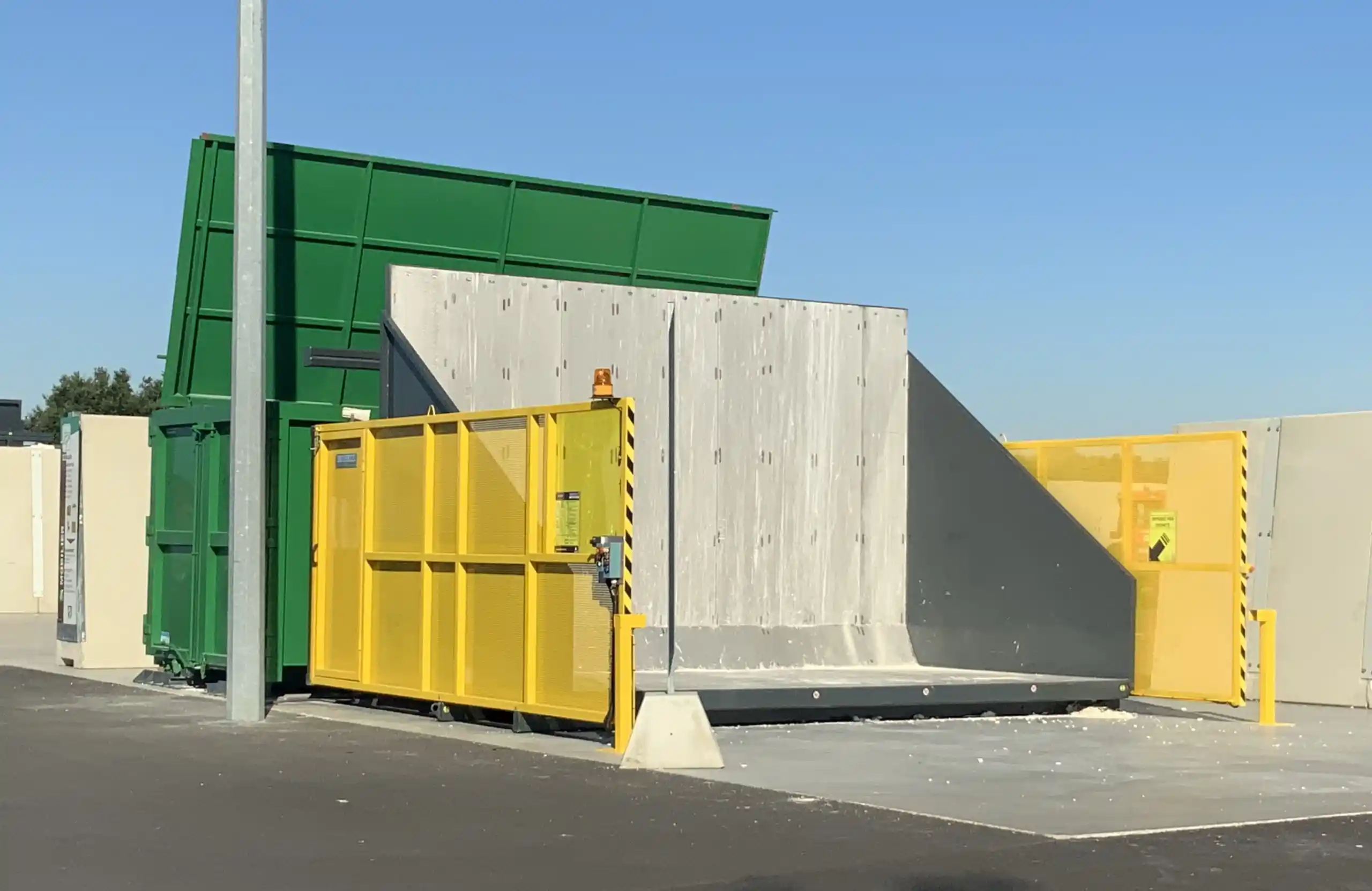 ensemble-chargeur-hulk-2-avec-benne-rok-toit-hydraulique-asservi-gillard