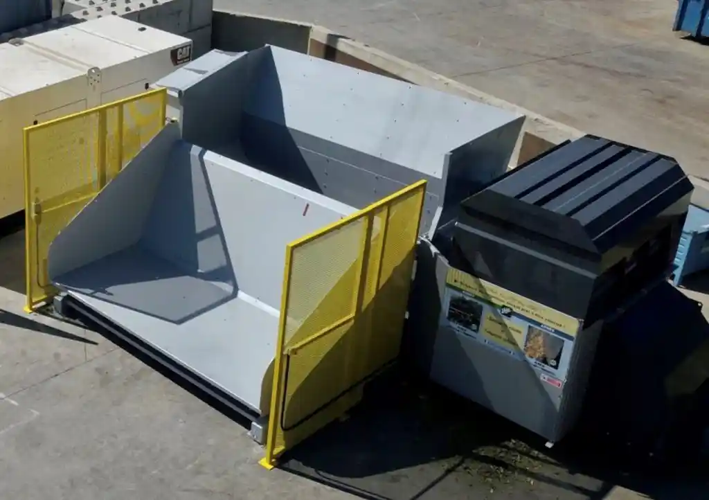 Broyeur de végétaux ARES pour déchetteries, équipement breveté conçu et fabriqué en France par AME, pour le broyage sécurisé et performant des déchets verts.