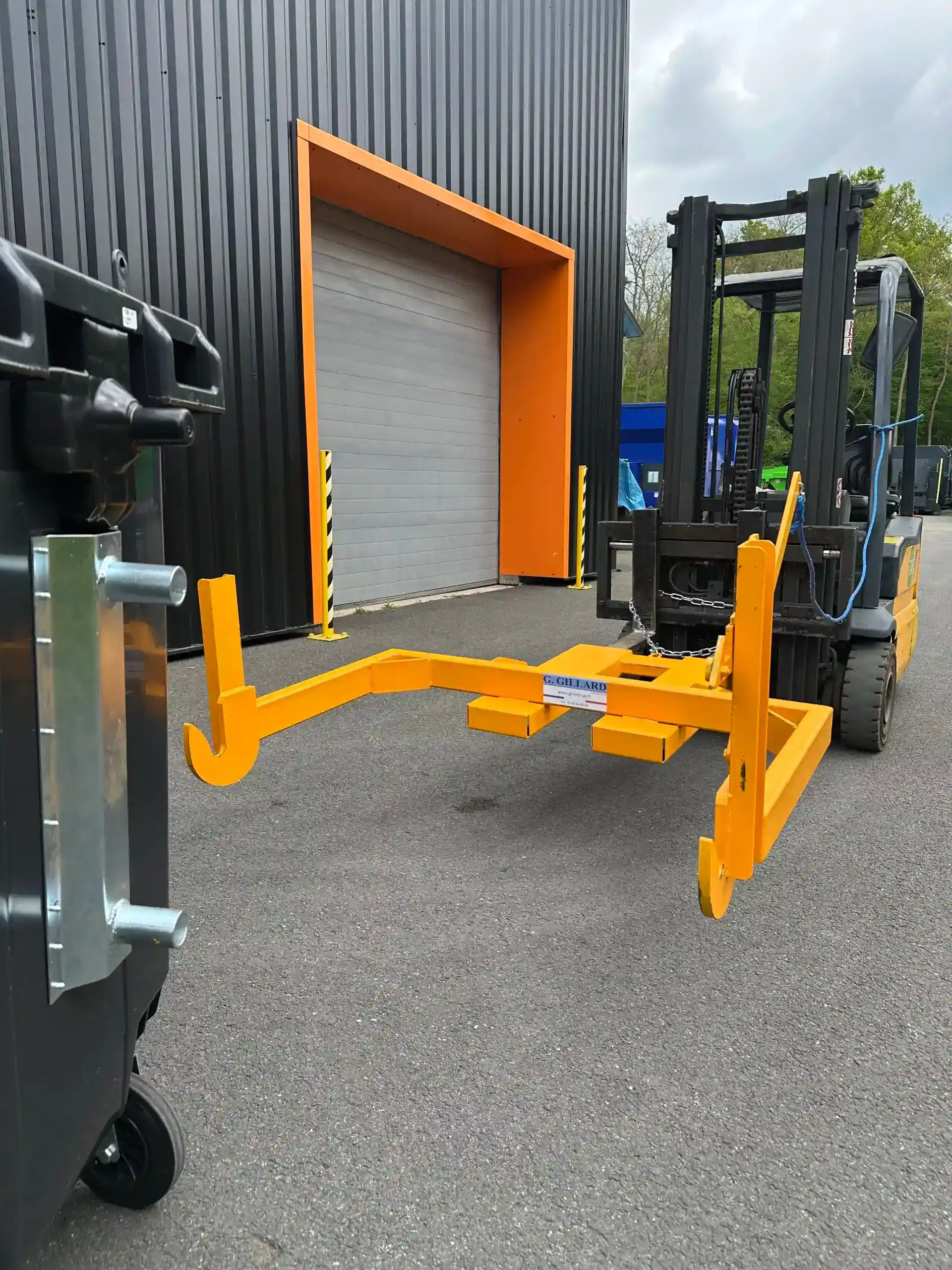 palonnier-retourneur-de-bac-rbak-pour-chariot-elevateur-vidange-bacs-roulants-securisee