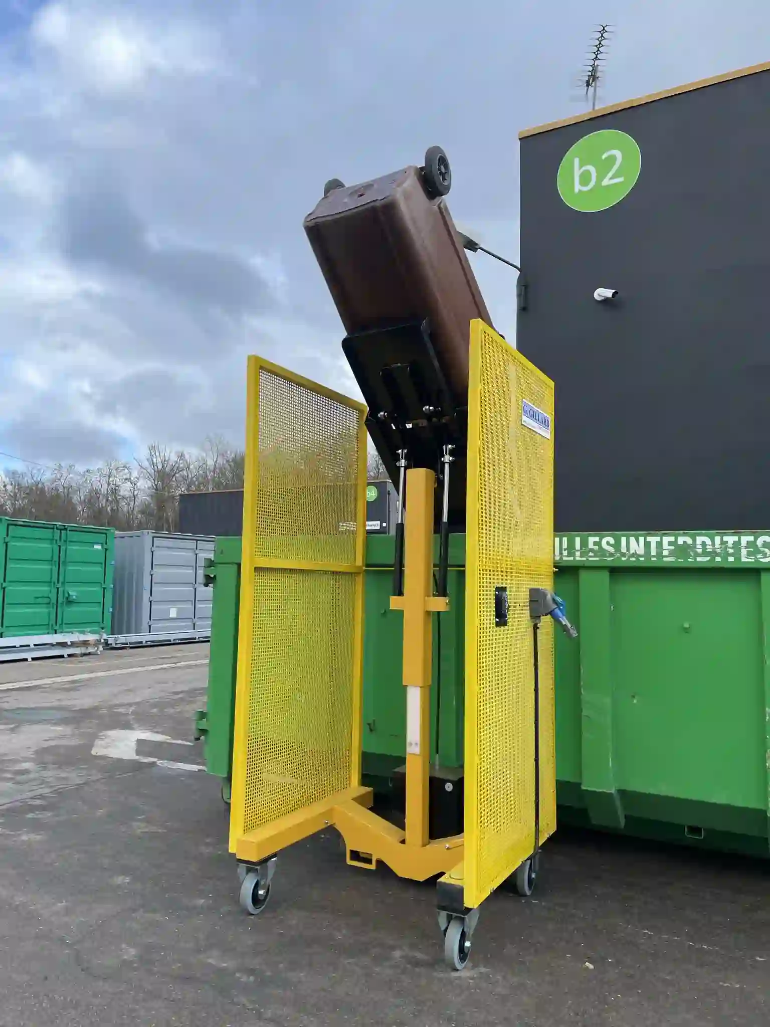 leve-conteneurs-lk-0-5-gillard-pour-bacs-2-roues-fonctionnement-secteur-et-batterie