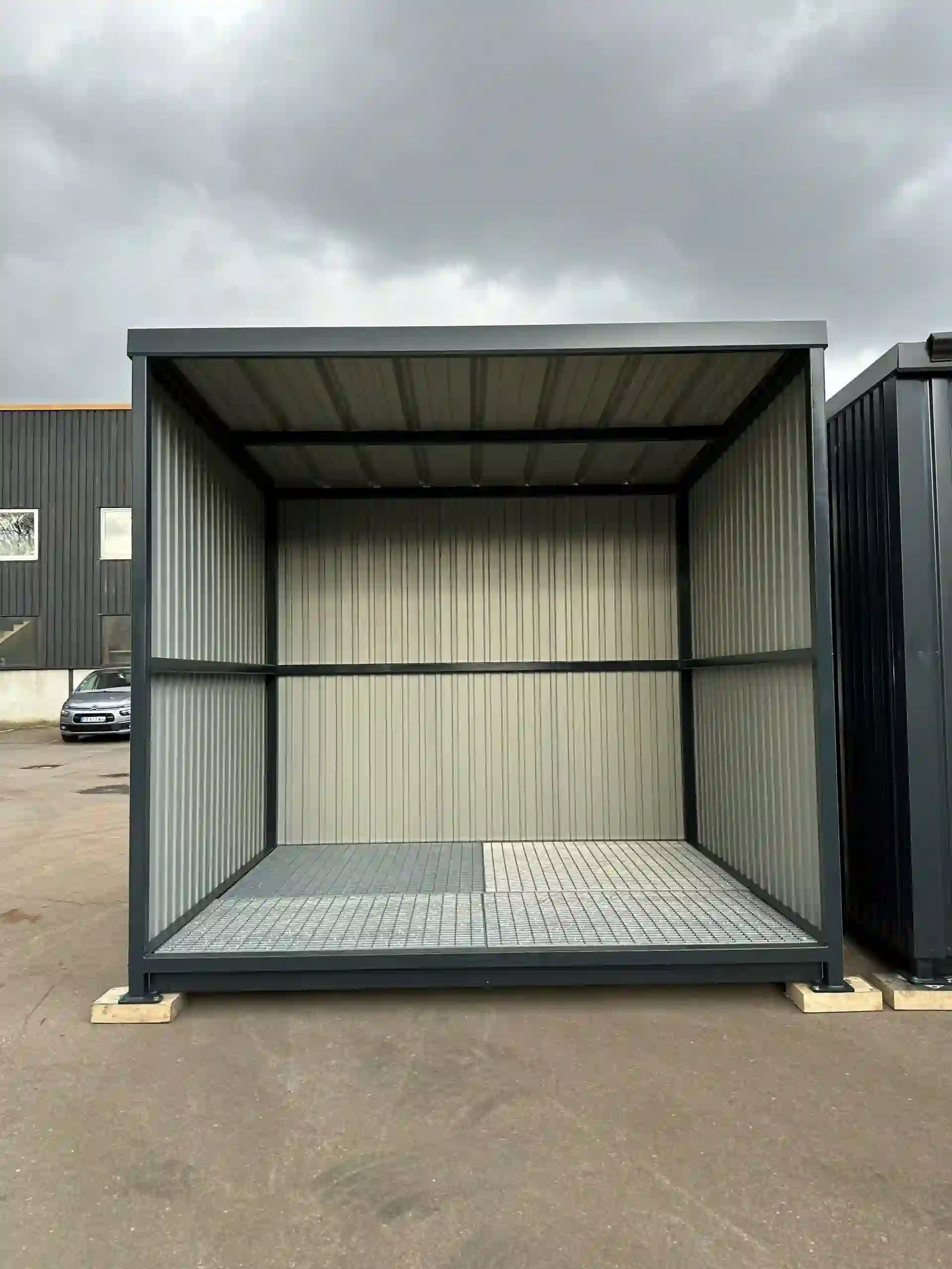 abri-kuve-a-huile-metallique-avec-bac-de-retention-stockage-cuves-conforme-reglementation