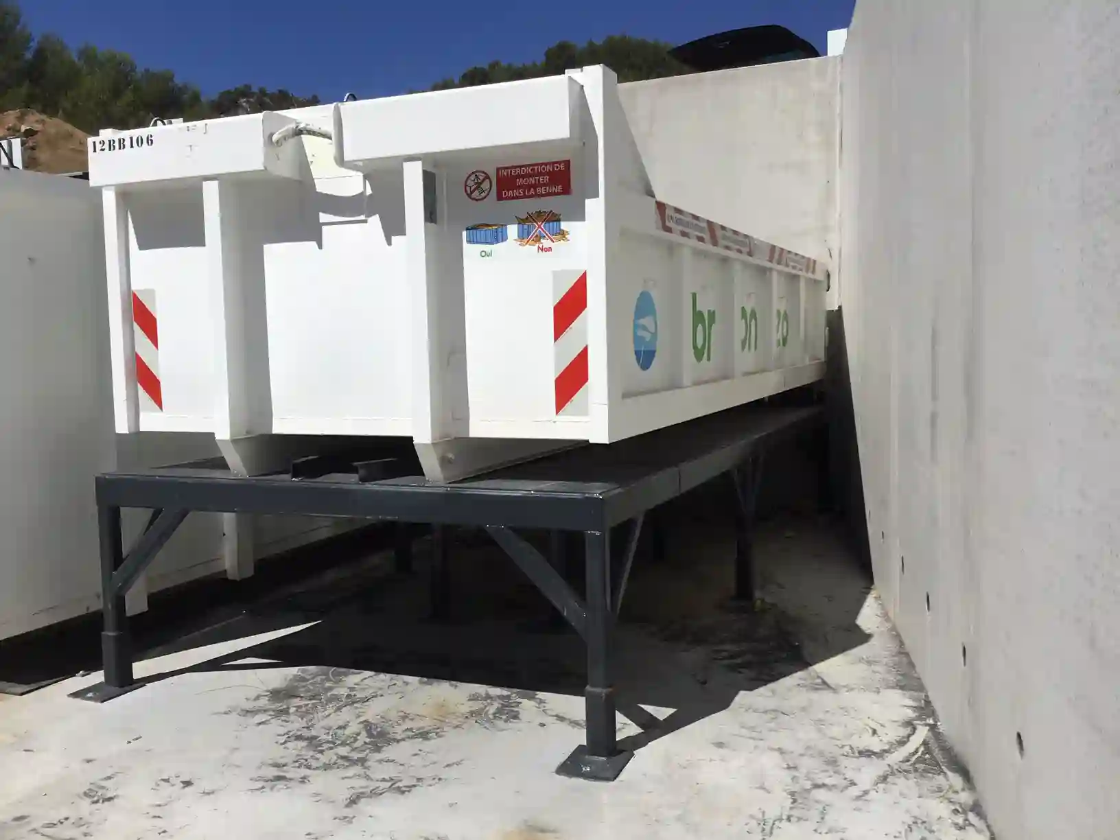 rehausseur-de-benne-dok-gillard-structure-mecano-soudee-hauteur-ajustable-decheterie
